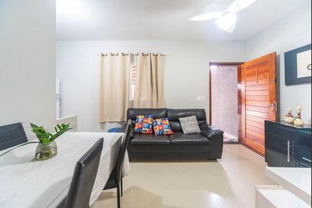 Casa à venda com 55m², 2 quartos e 2 vagasSala