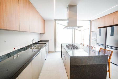 Casa à venda com 622m², 4 quartos e 4 vagas