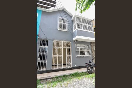 Casa à venda com 100m², 4 quartos e 1 vaga Casa à venda com 100m², 4 quartos e 1 vagaFachada