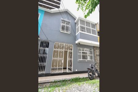 Casa à venda com 100m², 4 quartos e 1 vaga Casa à venda com 100m², 4 quartos e 1 vagaFachada