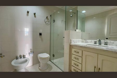 Apartamento à venda com 297m², 3 quartos e 4 vagas Apartamento à venda com 297m², 3 quartos e 4 vagasBanheiro da Suíte 2