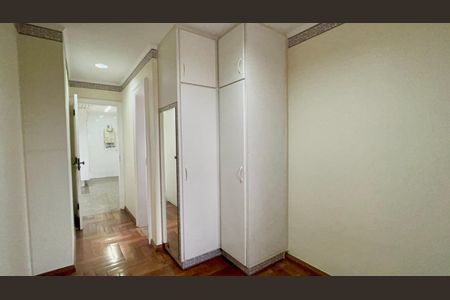 Apartamento à venda com 297m², 3 quartos e 4 vagas Apartamento à venda com 297m², 3 quartos e 4 vagasQuarto de Serviço