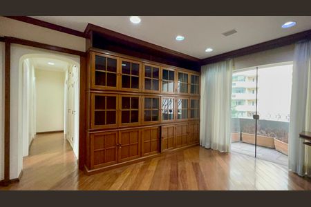 Apartamento à venda com 297m², 3 quartos e 4 vagas Apartamento à venda com 297m², 3 quartos e 4 vagasEscritório