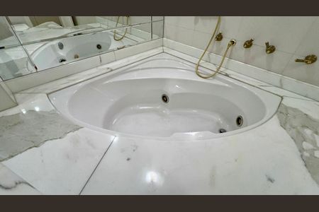 Apartamento à venda com 297m², 3 quartos e 4 vagas Apartamento à venda com 297m², 3 quartos e 4 vagasBanheiro da Suíte 1