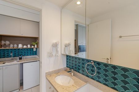 Banheiro de kitnet/studio para alugar com 1 quarto, 25m² em Indianópolis, São Paulo