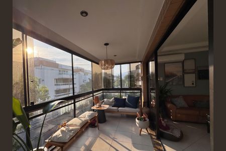 Apartamento à venda com 118m², 3 quartos e 3 vagas Apartamento à venda com 118m², 3 quartos e 3 vagasVaranda