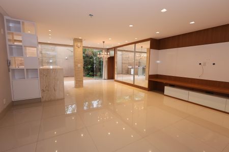 Sala de casa de condomínio para alugar com 3 quartos, 156m² em Parque das Laranjeiras, Goiânia