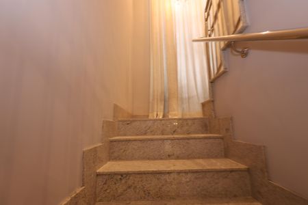 Casa de condomínio para alugar com 156m², 3 quartos e 2 vagasEscada