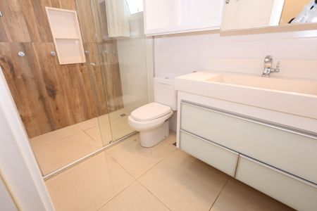 Casa de condomínio para alugar com 156m², 3 quartos e 2 vagasBanheiro do Quarto 1