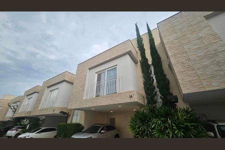 Casa de condomínio para alugar com 156m², 3 quartos e 2 vagas Casa de condomínio para alugar com 156m², 3 quartos e 2 vagasFachada