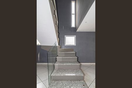 Casa de condomínio para alugar com 230m², 3 quartos e 4 vagasEscada