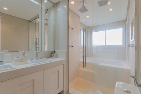 Apartamento à venda com 198m², 3 quartos e 4 vagasBanheiro da Suíte 2