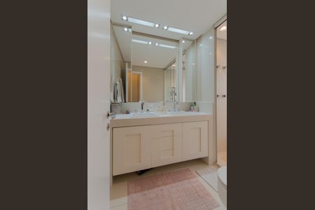 Apartamento à venda com 198m², 3 quartos e 4 vagasBanheiro da Suíte 2