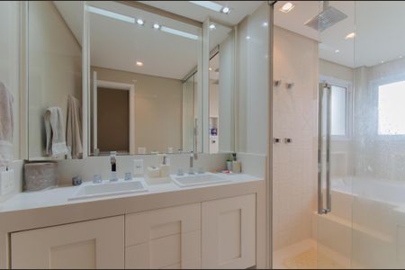 Apartamento à venda com 198m², 3 quartos e 4 vagasBanheiro da Suíte 2