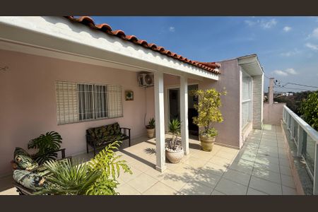 Casa à venda com 300m², 3 quartos e 6 vagasSala - Varanda