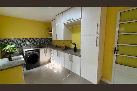 Casa à venda com 300m², 3 quartos e 6 vagasÁrea de Serviço