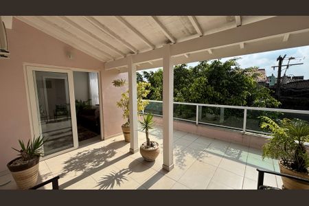 Casa à venda com 300m², 3 quartos e 6 vagasSala - Varanda