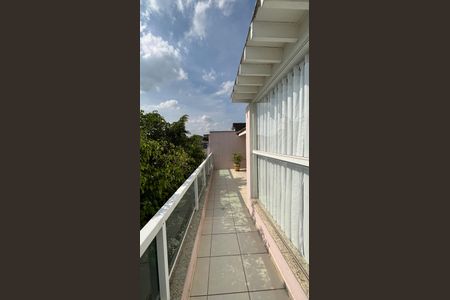 Casa à venda com 300m², 3 quartos e 6 vagasSala - Varanda