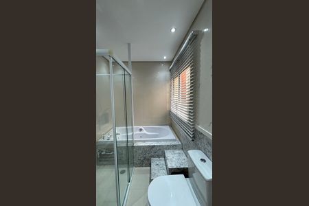 Casa à venda com 300m², 3 quartos e 6 vagasBanheiro da Suíte 1