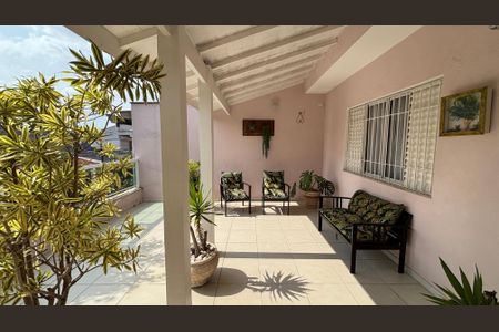 Casa à venda com 300m², 3 quartos e 6 vagasSala - Varanda