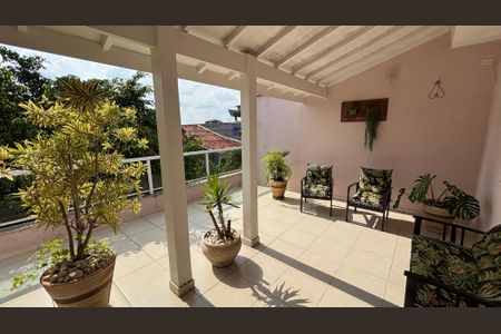 Casa à venda com 300m², 3 quartos e 6 vagasSala - Varanda