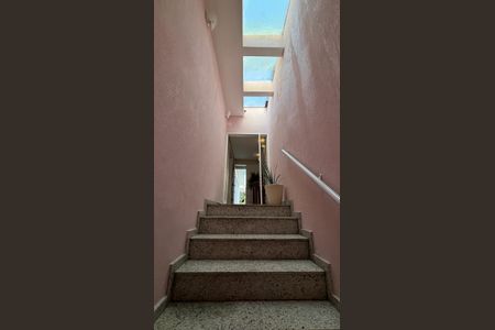 Casa à venda com 300m², 3 quartos e 6 vagasEscada