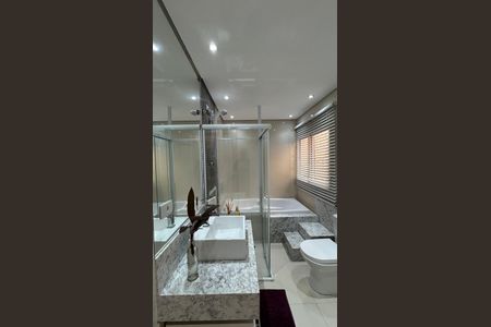 Casa à venda com 300m², 3 quartos e 6 vagasBanheiro da Suíte 1