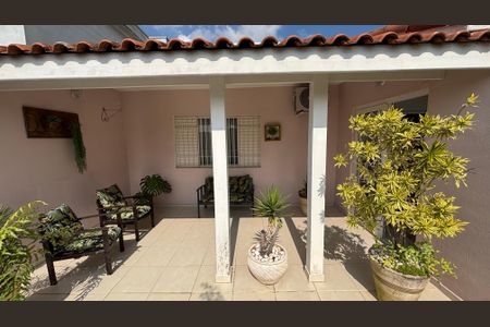 Casa à venda com 300m², 3 quartos e 6 vagasSala - Varanda