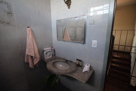 Casa à venda com 320m², 5 quartos e 3 vagasBanheiro 2