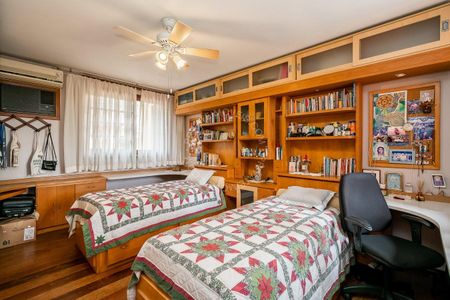 Quarto de casa à venda com 4 quartos, 317m² em Três Figueiras, Porto Alegre