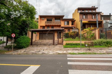 Casa para alugar com 317m², 4 quartos e 4 vagasFachada