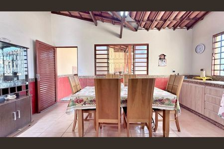 Casa à venda com 250m², 3 quartos e 1 vaga