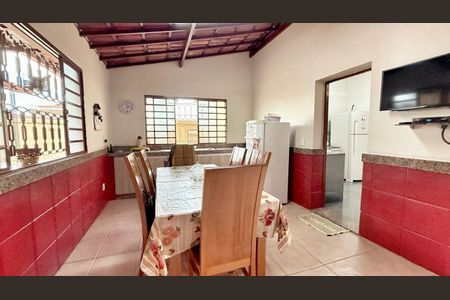 Casa à venda com 250m², 3 quartos e 1 vaga