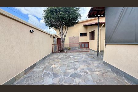 Casa à venda com 250m², 3 quartos e 1 vaga