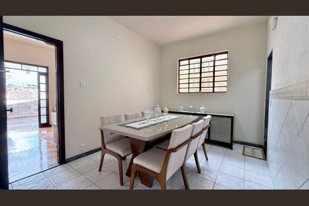 Casa à venda com 250m², 3 quartos e 1 vaga