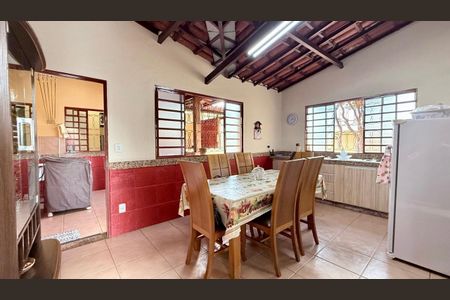 Casa à venda com 250m², 3 quartos e 1 vaga