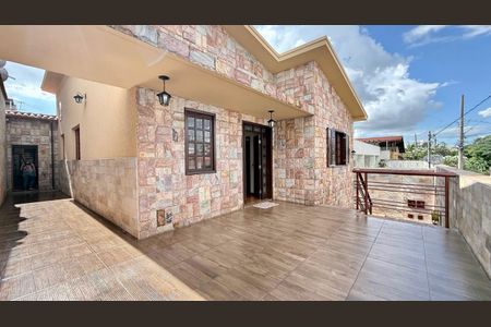 Casa à venda com 250m², 3 quartos e 1 vaga