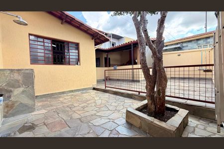 Casa à venda com 250m², 3 quartos e 1 vaga