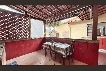 Casa à venda com 250m², 3 quartos e 1 vaga