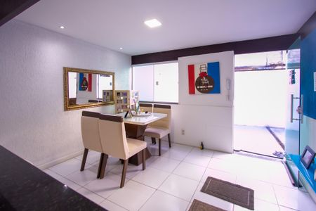 Casa para alugar com 60m², 2 quartos e 2 vagasSala