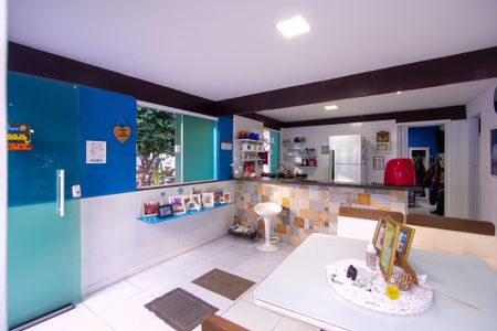 Casa para alugar com 60m², 2 quartos e 2 vagasSala