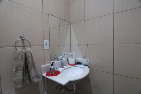 Casa de condomínio à venda com 134m², 3 quartos e 2 vagasBanheiro Social