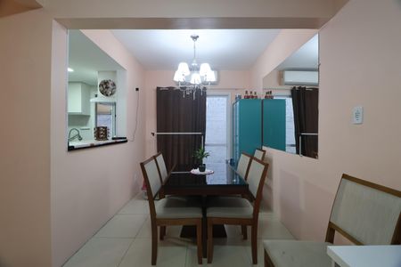 Casa de condomínio à venda com 134m², 3 quartos e 2 vagasSala