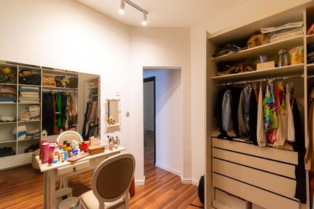 Casa à venda com 300m², 5 quartos e 4 vagasSuíte 2 - Closet 