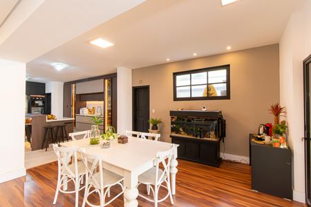 Casa à venda com 300m², 5 quartos e 4 vagasSala