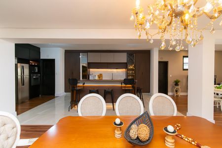 Casa à venda com 300m², 5 quartos e 4 vagasSala