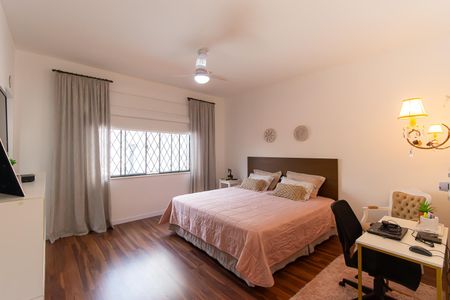 Casa à venda com 300m², 5 quartos e 4 vagasSuíte 2