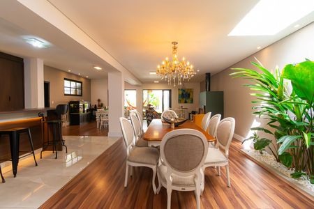 Casa à venda com 300m², 5 quartos e 4 vagasSala