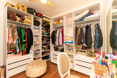 Casa à venda com 300m², 5 quartos e 4 vagasSuíte 2 - Closet 