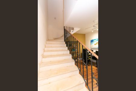 Casa à venda com 300m², 5 quartos e 4 vagasEscada